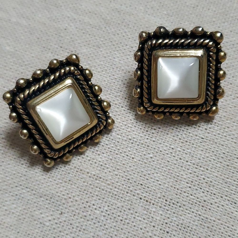 Vintage Mother of Pearl Necklace Earrings Set - Picture 4 of 6